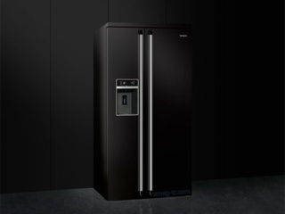 Стильные черные холодильники SMEG