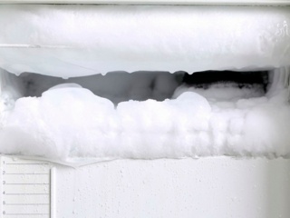 Внутри холодильника намораживает лед. Что делать?